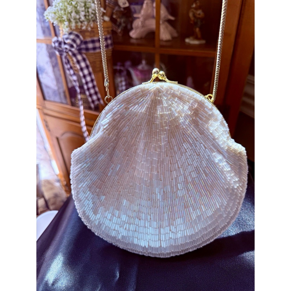 VTG LA Regale White Iridescent Beaded Shell Clutch Kiss Lock Gold Chain Strap